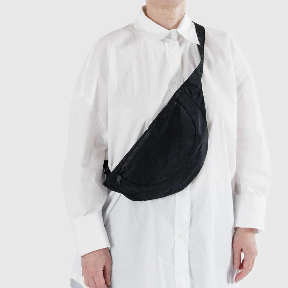 BAGGU Crescent Fanny Pack in Black